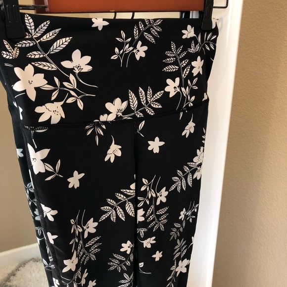 1 LEFT 💫 NEW IN PACKAGE FLORAL LEGGING - Picture 7 of 8